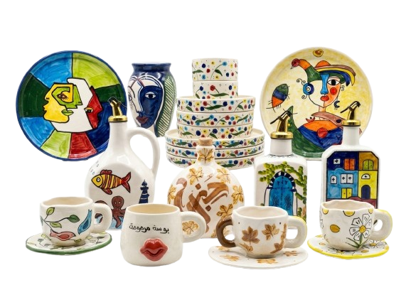 Collection de céramiques tunisiennes peintes à la main : assiettes, vase, bouteilles, bols et tasses